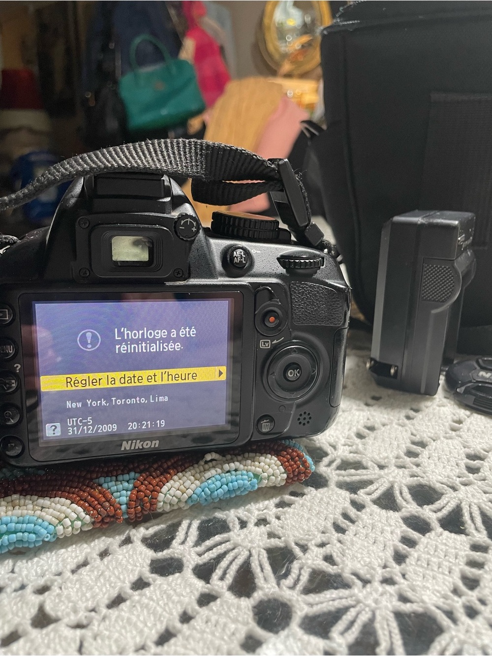Nikon Black DSLR Camera with Lens, Strap, Battery, Charger and SD Card - Picture 8 of 12